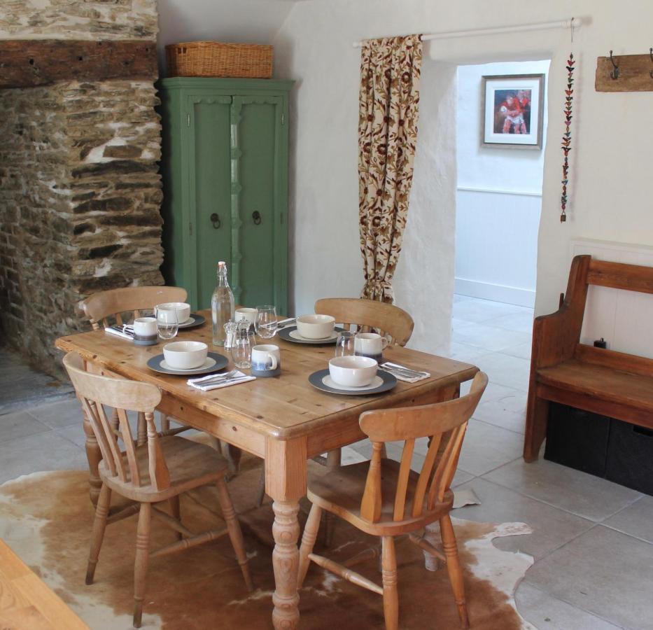 Hen Ffermdy Bed & Breakfast Jordanston Exterior photo